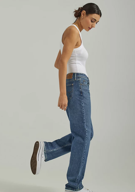 Lee ako značka ktor&aacute; pon&uacute;ka kvalitn&eacute; dž&iacute;nsy a &scaron;t&yacute;lov&eacute; oblečenie pre každodenn&eacute; nosenie